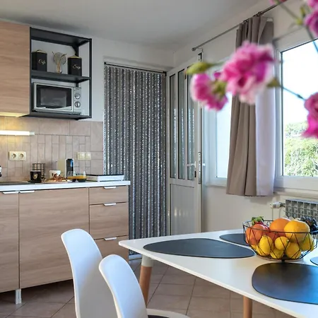 Apartment 2+2apt. With A Beautiful Terrace And Jacuzzi Jelsa (Hvar)