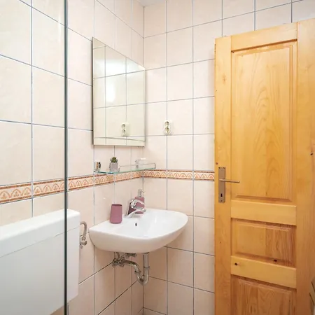 Apartment 2+2apt. With A Beautiful Terrace And Jacuzzi Jelsa (Hvar)