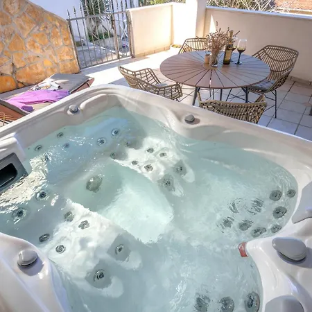 Appartamento 2+2apt. With A Beautiful Terrace And Jacuzzi