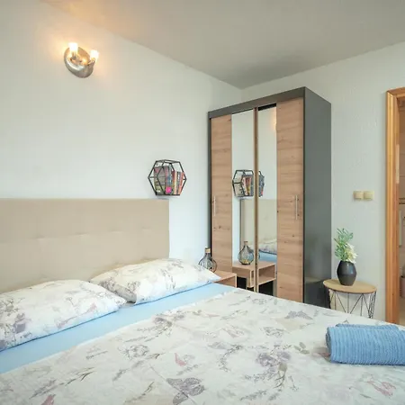 Appartamento 2+2apt. With A Beautiful Terrace And Jacuzzi Jelsa (Hvar)